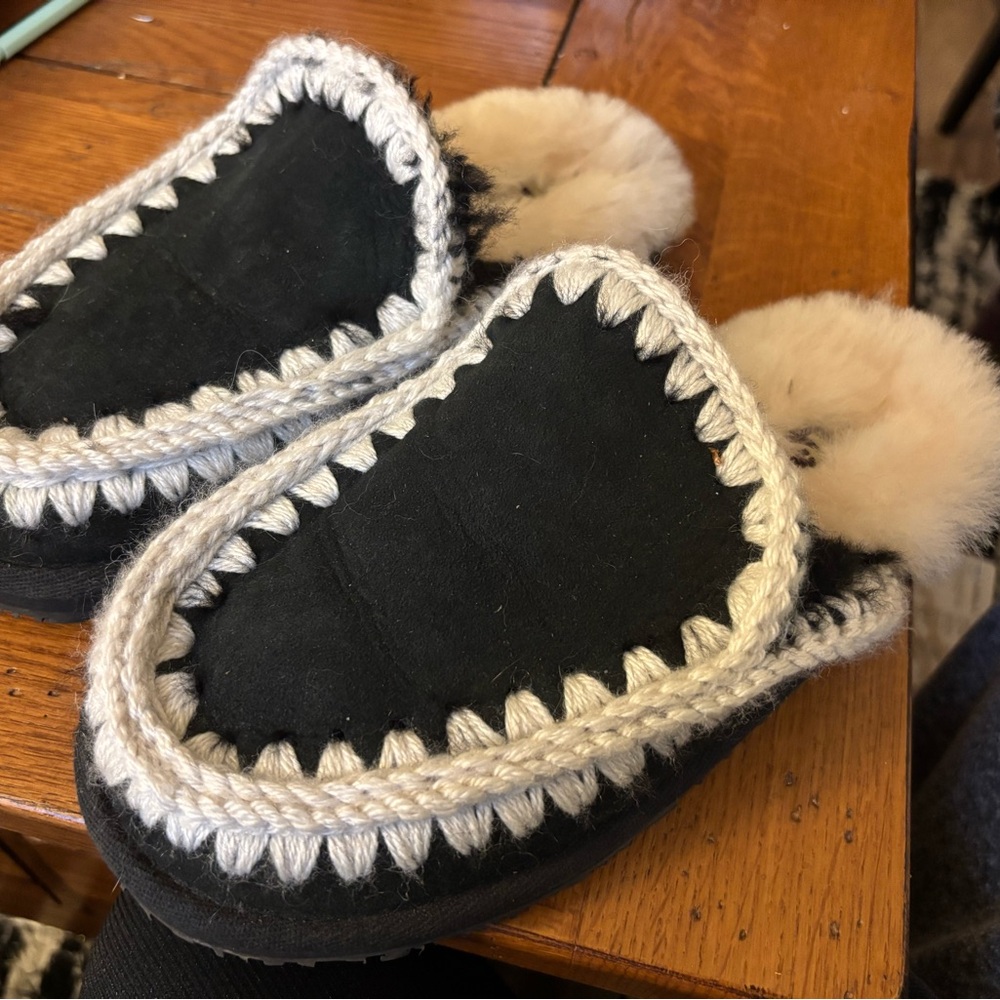 MOU women Cozy Black and Cream Loafers